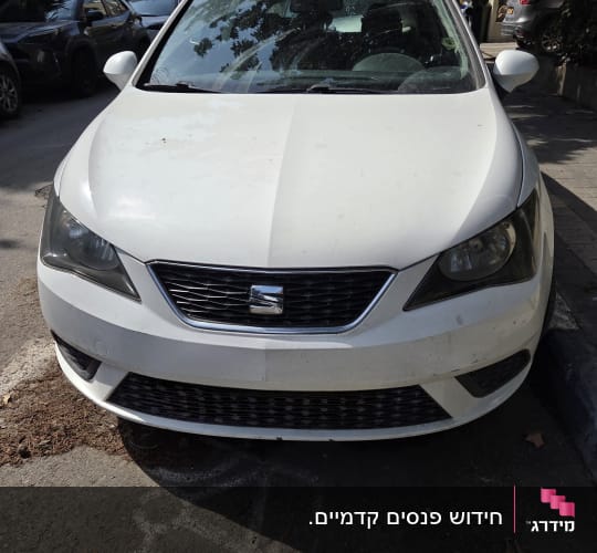 מכונית לבנה חונה ברחוב עם עצים ברקע